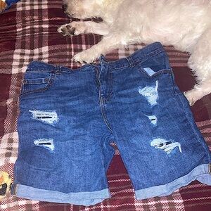 Beautiful straight shrots 
size 12 made by wonder nation.
With beautiful cuts